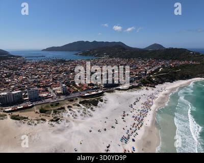 Aus der Vogelperspektive auf die tropische Küste und das tiefblaue Wasser von Praia Grande, Arraial do Cabo, Brasilien. Legenda (PT): Stockfoto