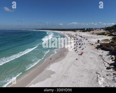 Aus der Vogelperspektive auf Praia Grande Beach, Arraial do Cabo, Rio de Janeiro, Brasilien, langen weißen Sand und türkisfarbenes Meer. Stockfoto