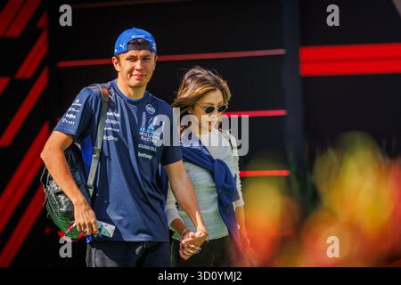 Cdmx, Mexiko. Oktober 2025. Alexander Albon aus Thailand und Williams Racing treten mit ihrer Freundin Lily Muni He vor dem Formel 1 Grand Prix in Mexiko-Stadt am 24. Oktober 2025 in Autódromo Hermanos Rodríguez in Mexiko-Stadt ein. (Foto: Ben Adams/SIPA USA) Credit: SIPA USA/Alamy Live News Stockfoto