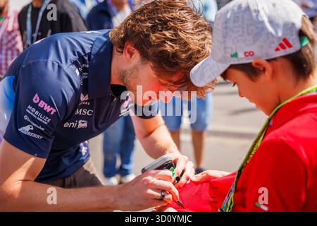 Cdmx, Mexiko. Oktober 2025. Jack Doohan aus Australien und Reservefahrer des BWT Alpine F1 Teams unterzeichnet Autogramme im Fahrerlager vor dem Free Practice 1 vor dem Formel-1-Grand Prix in Mexiko-Stadt am 24. Oktober 2025 in Autódromo Hermanos Rodríguez. (Foto: Ben Adams/SIPA USA) Credit: SIPA USA/Alamy Live News Stockfoto