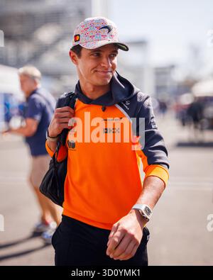 Cdmx, Mexiko. Oktober 2025. Lando Norris aus Großbritannien und das McLaren Formel-1-Team gehen vor dem Free Practice 1 vor dem Formel-1-Grand Prix in Mexiko-Stadt am 24. Oktober 2025 in Autódromo Hermanos Rodríguez durch das Fahrerlager. (Foto: Ben Adams/SIPA USA) Credit: SIPA USA/Alamy Live News Stockfoto