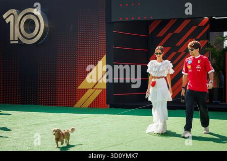 Cdmx, Mexiko. Oktober 2025. Charles Leclerc aus Monaco und Scuderia Ferrari HP steigen mit Freundin Alexandra Saint Mleux in das Fahrerlager, bevor das Freie Training 1 vor dem Formel-1-Grand Prix von Mexiko-Stadt am 24. Oktober 2025 in Mexiko-Stadt bei Autódromo Hermanos Rodríguez stattfindet. (Foto: Ben Adams/SIPA USA) Credit: SIPA USA/Alamy Live News Stockfoto