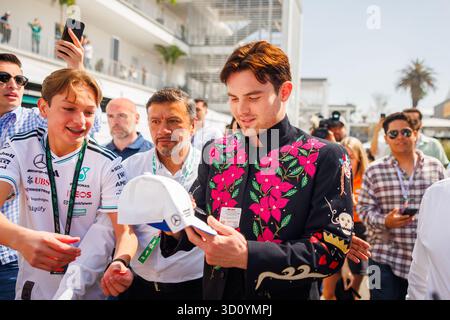 Cdmx, Mexiko. Oktober 2025. Pato O'Ward aus Mexiko und Reservefahrer für das McLaren Formel-1-Team unterzeichnen Autogramme im Fahrerlager vor dem Grand Prix von Mexiko-Stadt in Autódromo Hermanos Rodríguez am 24. Oktober 2025 in Mexiko-Stadt. (Foto: Ben Adams/SIPA USA) Credit: SIPA USA/Alamy Live News Stockfoto