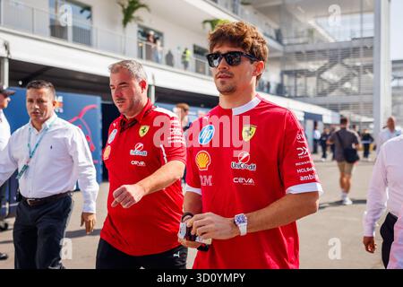 Cdmx, Mexiko. Oktober 2025. Charles Leclerc von Monaco und Scuderia Ferrari HP laufen vor dem Free Practice 1 vor dem Formel-1-Grand Prix in Mexiko-Stadt am 24. Oktober 2025 im Autódromo Hermanos Rodríguez durch das Fahrerlager. (Foto: Ben Adams/SIPA USA) Credit: SIPA USA/Alamy Live News Stockfoto