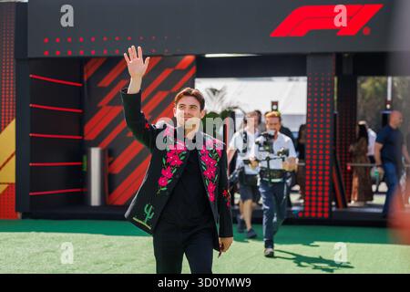 Cdmx, Mexiko. Oktober 2025. Pato O'Ward aus Mexiko und Reservefahrer für das McLaren Formel-1-Team steigen vor dem Formel-1-Grand Prix in Mexiko-Stadt am 24. Oktober 2025 in Autódromo Hermanos Rodríguez ins Fahrerlager ein. (Foto: Ben Adams/SIPA USA) Credit: SIPA USA/Alamy Live News Stockfoto