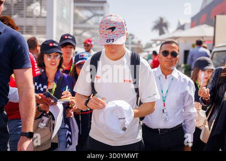 Cdmx, Mexiko. Oktober 2025. Oscar Piastri aus Australien und McLaren Formel 1 Team unterzeichnen Autogramme im Fahrerlager vor dem Grand Prix von Mexiko-Stadt in Autódromo Hermanos Rodríguez am 24. Oktober 2025 in Mexiko-Stadt. (Foto: Ben Adams/SIPA USA) Credit: SIPA USA/Alamy Live News Stockfoto