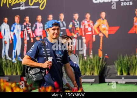 Cdmx, Mexiko. Oktober 2025. Alexander Albon aus Thailand und Williams Racing treten mit ihrer Freundin Lily Muni He vor dem Formel 1 Grand Prix in Mexiko-Stadt am 24. Oktober 2025 in Autódromo Hermanos Rodríguez in Mexiko-Stadt ein. (Foto: Ben Adams/SIPA USA) Credit: SIPA USA/Alamy Live News Stockfoto