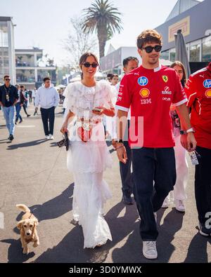 Cdmx, Mexiko. Oktober 2025. Charles Leclerc von Monaco und Scuderia Ferrari HP spazieren mit Freundin Alexandra Saint Mleux vor dem Free Practice 1 vor dem Formel 1 Grand Prix von Mexiko-Stadt am 24. Oktober 2025 im Autódromo Hermanos Rodríguez in Mexiko-Stadt. (Foto: Ben Adams/SIPA USA) Credit: SIPA USA/Alamy Live News Stockfoto
