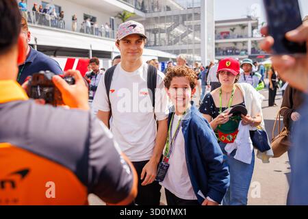 Cdmx, Mexiko. Oktober 2025. Oscar Piastri aus Australien und McLaren Formel 1 Team posieren für Fanfotos im Fahrerlager vor dem Free Practice 1 vor dem Formel 1 Grand Prix in Mexiko-Stadt im Autódromo Hermanos Rodríguez am 24. Oktober 2025 in Mexiko-Stadt. (Foto: Ben Adams/SIPA USA) Credit: SIPA USA/Alamy Live News Stockfoto
