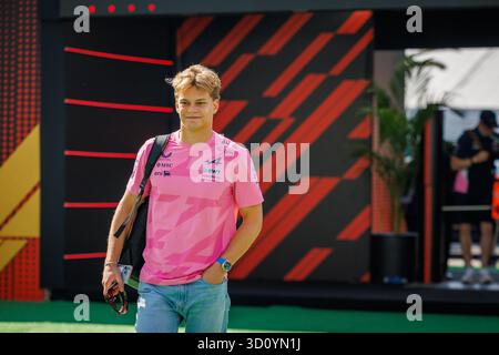 Cdmx, Mexiko. Oktober 2025. Paul Aron vom Estnischen und Reservefahrer des BWT Alpine F1 Teams steigt vor dem Free Practice 1 in Mexiko-Stadt am 24. Oktober 2025 in Autódromo Hermanos Rodríguez in Mexiko-Stadt ein. (Foto: Ben Adams/SIPA USA) Credit: SIPA USA/Alamy Live News Stockfoto