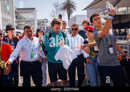 Cdmx, Mexiko. Oktober 2025. Fernando Alonso aus Spanien und das Aston Martin Aramco F1 Team unterzeichnen Autogramme im Fahrerlager vor dem Formel 1 Grand Prix in Mexiko-Stadt am 24. Oktober 2025 in Autódromo Hermanos Rodríguez. (Foto: Ben Adams/SIPA USA) Credit: SIPA USA/Alamy Live News Stockfoto