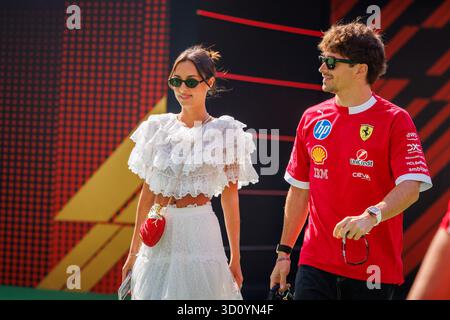 Cdmx, Mexiko. Oktober 2025. Charles Leclerc aus Monaco und Scuderia Ferrari HP steigen mit Freundin Alexandra Saint Mleux in das Fahrerlager, bevor das Freie Training 1 vor dem Formel-1-Grand Prix von Mexiko-Stadt am 24. Oktober 2025 in Mexiko-Stadt bei Autódromo Hermanos Rodríguez stattfindet. (Foto: Ben Adams/SIPA USA) Credit: SIPA USA/Alamy Live News Stockfoto