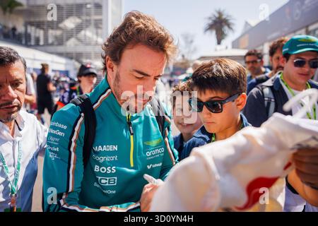 Cdmx, Mexiko. Oktober 2025. Fernando Alonso aus Spanien und das Aston Martin Aramco F1 Team unterzeichnen Autogramme im Fahrerlager vor dem Formel 1 Grand Prix in Mexiko-Stadt am 24. Oktober 2025 in Autódromo Hermanos Rodríguez. (Foto: Ben Adams/SIPA USA) Credit: SIPA USA/Alamy Live News Stockfoto