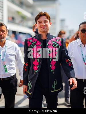 Cdmx, Mexiko. Oktober 2025. Pato O'Ward aus Mexiko und Reservefahrer für das McLaren Formel-1-Team spazieren vor dem Free Practice 1 vor dem Formel-1-Grand Prix in Mexiko-Stadt am 24. Oktober 2025 in Autódromo Hermanos Rodríguez durch das Fahrerlager. (Foto: Ben Adams/SIPA USA) Credit: SIPA USA/Alamy Live News Stockfoto