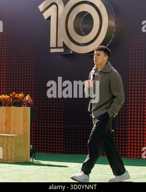 Cdmx, Mexiko. Oktober 2025. Isack Hadjar aus Frankreich und das Visa Cash App RB Formel 1 Team treten vor dem Formel 1 Grand Prix in Mexiko-Stadt am 24. Oktober 2025 in Autódromo Hermanos Rodríguez in Mexiko-Stadt in das Fahrerlager ein. (Foto: Ben Adams/SIPA USA) Credit: SIPA USA/Alamy Live News Stockfoto