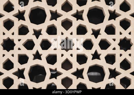 Kompliziertes Steingitter jali-Design, geometrische Blumenmuster, die in eine beige Wand geschnitzt sind, zeigen traditionelle Handwerkskunst und symmetrischen Architekten Stockfoto