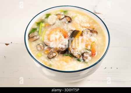 Aal und frischer Garnelenbrei in horizontaler Zusammensetzung Stockfoto