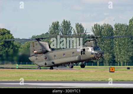 ZA705 Royal Air Force Boeing CH-47 Chinook Hubschrauberschau auf dem Royal International Air Tattoo am 14. Juli 2007. Stockfoto