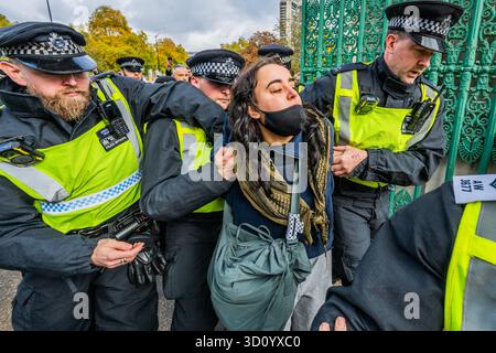 London, Großbritannien. Oktober 2025. Vorbeugende Festnahmen werden schnell von der Polizei unter einem Befehl von Abschnitt 14 durchgeführt - Ein Stopp des Rassismus, ein Ende des Hasses und ein Ende der rechtsextremen Demonstration - Eine Antwort auf eine UKIP „keine weiteren islamisten in unseren Gemeinden marschieren, angeführt von ihrem Führer Nick Tenconi. Dieser marschierte nach Marble Arch, nachdem er von der Met Police verboten wurde, im Londoner Stadtteil Tower Hamlets zu marschieren. Guy Bell/Alamy Live News Stockfoto