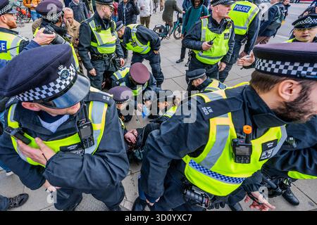 London, Großbritannien. Oktober 2025. Vorbeugende Festnahmen werden schnell von der Polizei unter einem Befehl von Abschnitt 14 durchgeführt - Ein Stopp des Rassismus, ein Ende des Hasses und ein Ende der rechtsextremen Demonstration - Eine Antwort auf eine UKIP „keine weiteren islamisten in unseren Gemeinden marschieren, angeführt von ihrem Führer Nick Tenconi. Dieser marschierte nach Marble Arch, nachdem er von der Met Police verboten wurde, im Londoner Stadtteil Tower Hamlets zu marschieren. Guy Bell/Alamy Live News Stockfoto
