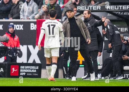 MÖNCHENGLADBACH – 25. OKTOBER: Borussia Mönchengladbach-Cheftrainer Eugen Polanski schüttelt die Hand mit Jens Castrop von Borussia Mönchengladbach, der das Feld verlässt, nachdem er während des Bundesliga-Spiels zwischen Borussia M+?nchengladbach und FC Bayern M++nchen am 25. Oktober 2025 im Borussia-Park in Mönchengladbach eine rote Karte erhalten hatte. (Foto: Rene Nijhuis) Stockfoto