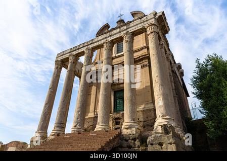 Die Ruinen des Tempels von Antoninus und Faustine mit der Chiesa di San Lorenzo in Miranda dahinter im Forum Romanum in Rom Stockfoto