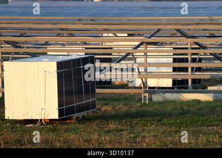 Nahaufnahme eines Feldes stillgelegter Solarpaneele. Diese Solarpaneele wurden in der Nähe eines Flughafens installiert und wegen starker Lichtverhältnisse stillgelegt Stockfoto