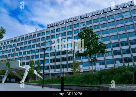 Redaktionelles Bild des Neuen Deutschland Verlagsgebäudes am Franz-Mehring-Platz 1 in Berlin-Friedrichshain. Stockfoto