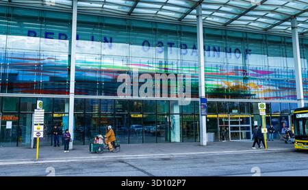 Haupteingang des Berliner Ostbahnhofs in Deutschland. Stockfoto