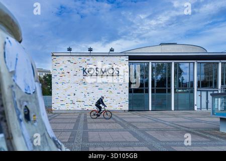Radfahrer vorbei am alten Kosmos-Gebäude in Berlin, heute eine Eventlocation mit Retro-Flair. Stockfoto