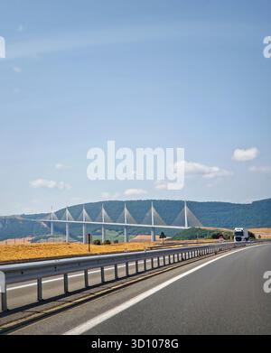 Das Millau Viadukt, das über das Tarn-Tal in Südfrankreich ragt. Eine monumentale technische Wunderwerk, eine seilgespannte Brücke, die von hohen, sich verjüngenden Brücken gestützt wird Stockfoto