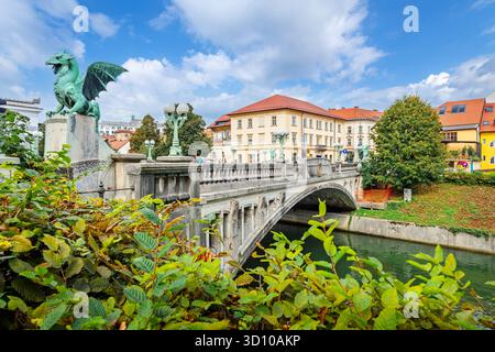 Die Fußgängerbrücke über den Fluss Ljubljanica in der historischen Altstadt von Ljubljana, Slowenien im Sommer. Stockfoto