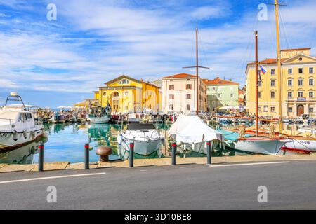 Fischerboote und Yachten legten am farbenfrohen Hafen von Piran an der Adria am Golf von Triest in der mittelalterlichen Küstenstadt Piran, Slowenien, Istrien an Stockfoto
