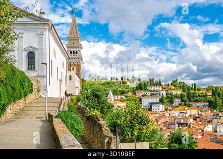 Pfarrkirche St. Georg aus dem 12. Jahrhundert, deren Glockenturm das wichtigste Wahrzeichen mit den alten Mauern ist, in der Küstenstadt Piran Slowenien Stockfoto
