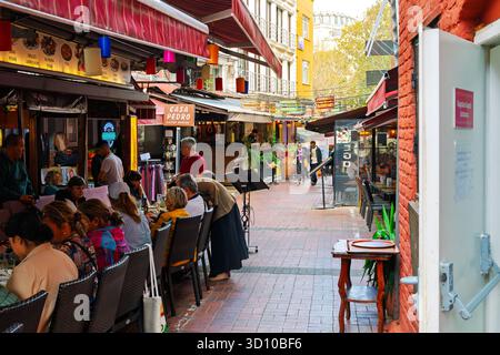 Eine überfüllte und farbenfrohe enge Gasse voller Straßencafés und Basare im Sultanahmet-Viertel von Istanbul, Türkei. Stockfoto