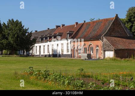 Ehemalige Wohnsitze aus dem 18. Jahrhundert für die Diener der Abtei Vlierbeek bei Leuven in Belgien. Stockfoto