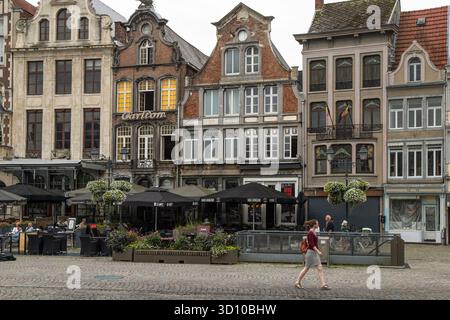 Historische Gebäude mit schönen Fassaden am Grote Markt in der Altstadt von Mechelen in Belgien. Stockfoto