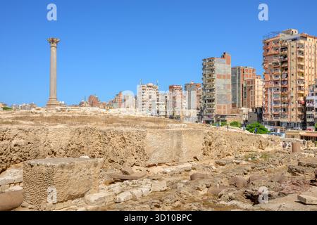 Pompeius's Pillar, eine antike römische Triumphsäule erhebt sich über der Stadt Alexandria in Ägypten. Stockfoto