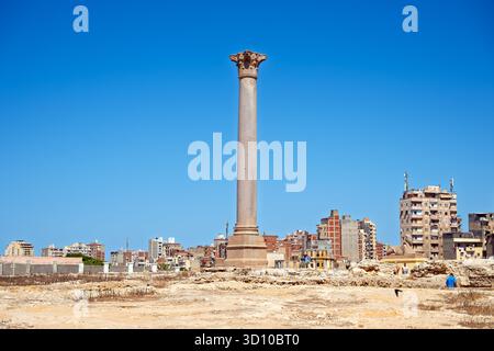 Pompeius's Pillar, eine antike römische Triumphsäule erhebt sich über der Stadt Alexandria in Ägypten. Stockfoto