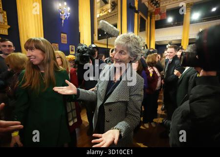 Die unabhängige Kandidatin Catherine Connolly kam in Dublin Castle für den Grafen der Dublin-Kaste bei den irischen Präsidentschaftswahlen an, um Michael D Higgins zu ersetzen, der die maximal zwei siebenjährige Amtszeit innehatte. Bilddatum: Samstag, 25. Oktober 2025. Stockfoto