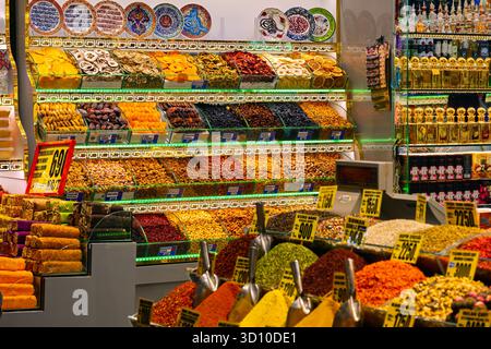 Blick von innen auf ein Geschäft mit Gewürzen, Tees, getrockneten Früchten und anderen türkischen Köstlichkeiten auf dem Ägyptischen Gewürzbasar aus dem 17. Jahrhundert, Istanbul Türkei. Stockfoto