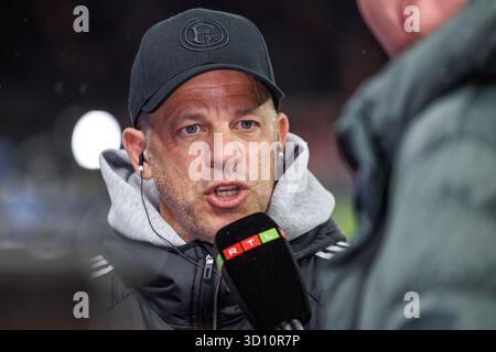 Berlin, Deutschland. Oktober 2025. Fußball: Bundesliga 2, Hertha BSC - Fortuna Düsseldorf, Spieltag 10, Olympiastadion. Trainer Markus Anfang (Fortuna Düsseldorf) gibt vor Spielbeginn ein Interview. Hinweis: Andreas Gora/dpa - WICHTIGER HINWEIS: Gemäß den Vorschriften der DFL Deutschen Fußball-Liga und des DFB Deutschen Fußball-Bundes ist es verboten, im Stadion und/oder des Spiels aufgenommene Fotografien in Form von sequenziellen Bildern und/oder videoähnlichen Fotoserien zu verwenden oder zu verwenden./dpa/Alamy Live News Stockfoto