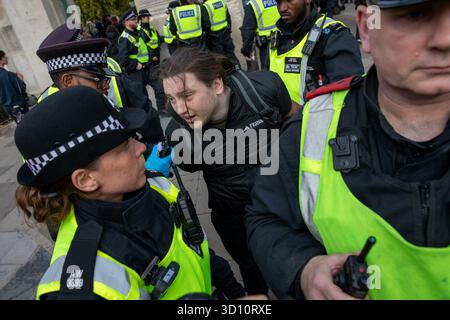 London, UK, 25. Oktober 2025. Die Polizei verhaftet ein Mitglied von Stand Up to Rassismus, weil es Anweisungen bezüglich der Bedingungen, die geschaffen wurden, um gegnerische Demonstranten voneinander zu halten, nicht befolgt hat. Die United Kingdom Independence Party (UKIP), Mitglieder und Unterstützer marschierten durch Zentral-London und forderten Massendeportationen illegaler Einwanderer, während der Führer Nick Tenconi den marsch anführte. Quelle: James Willoughby/ALAMY Live News Stockfoto