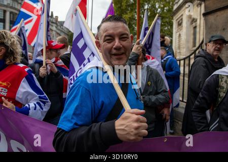 London, UK, 25. Oktober 2025. Die United Kingdom Independence Party (UKIP), Mitglieder und Unterstützer marschierten durch Zentral-London und forderten Massendeportationen illegaler Einwanderer, während der Führer Nick Tenconi den marsch anführte. Ursprünglich war die Veranstaltung in Whitechapel im Osten Londons geplant. Sicherheitsbedenken veranlassten die Metropolitan Police jedoch, sie nach dem Public Order Act zu verbieten, was die Organisatoren zwang, nach West London umzusiedeln. Die neue Route begann am Brompton Oratory South Kensington und endete mit einer Kundgebung in Speakers Corner nahe Marble Arch. Quelle: James Willoughby/ALAMY Live News Stockfoto