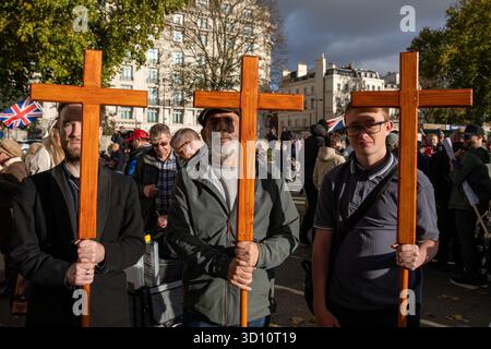 London, UK, 25. Oktober 2025. Die United Kingdom Independence Party (UKIP), Mitglieder und Unterstützer marschierten durch Zentral-London und forderten Massendeportationen illegaler Einwanderer, während der Führer Nick Tenconi den marsch anführte. Ursprünglich war die Veranstaltung in Whitechapel im Osten Londons geplant. Sicherheitsbedenken veranlassten die Metropolitan Police jedoch, sie nach dem Public Order Act zu verbieten, was die Organisatoren zwang, nach West London umzusiedeln. Die neue Route begann am Brompton Oratory South Kensington und endete mit einer Kundgebung in Speakers Corner. Quelle: James Willoughby/ALAMY Live News Stockfoto