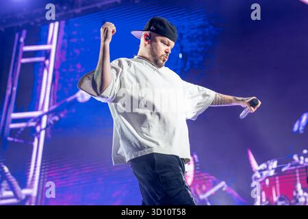Tijuana, Baja California, Mexiko. Oktober 2025. RESIDENTE tritt mit seiner Band im Monumento México während des Festival de Octubre in Tijuana auf und tritt vor Zehntausenden von Fans auf. (Kreditbild: © Alvaro Diaz/ZUMA Press Wire) NUR REDAKTIONELLE VERWENDUNG! Nicht für kommerzielle ZWECKE! Stockfoto