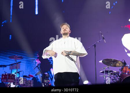 Tijuana, Baja California, Mexiko. Oktober 2025. RESIDENTE steht auf der Bühne während seines freien Konzerts im Monumento México für das Festival de Octubre in Tijuana, Mexiko. (Kreditbild: © Alvaro Diaz/ZUMA Press Wire) NUR REDAKTIONELLE VERWENDUNG! Nicht für kommerzielle ZWECKE! Stockfoto