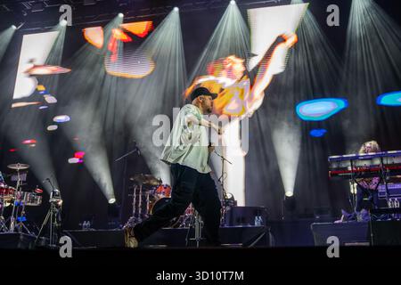 Tijuana, Baja California, Mexiko. Oktober 2025. RESIDENTE regt die Menge an, während sie im Monumento México während des Festivals de Octubre in Tijuana, Mexiko, auftritt. (Kreditbild: © Alvaro Diaz/ZUMA Press Wire) NUR REDAKTIONELLE VERWENDUNG! Nicht für kommerzielle ZWECKE! Stockfoto