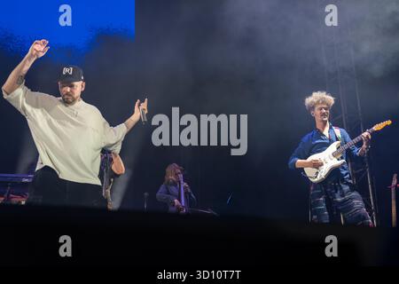 Tijuana, Baja California, Mexiko. Oktober 2025. RESIDENTE und sein Gitarrist teilen sich die Bühne während eines Live-Auftritts im Monumento México für das Festival de Octubre in Tijuana, Mexiko. (Kreditbild: © Alvaro Diaz/ZUMA Press Wire) NUR REDAKTIONELLE VERWENDUNG! Nicht für kommerzielle ZWECKE! Stockfoto
