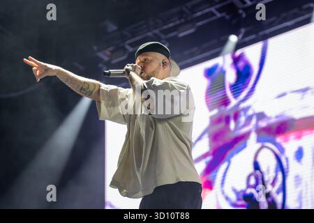 Tijuana, Baja California, Mexiko. Oktober 2025. RESIDENTE tritt auf der Bühne während eines kostenlosen Konzerts im Monumento México im Rahmen des Festival de Octubre in Tijuana, Mexiko, auf. (Kreditbild: © Alvaro Diaz/ZUMA Press Wire) NUR REDAKTIONELLE VERWENDUNG! Nicht für kommerzielle ZWECKE! Stockfoto